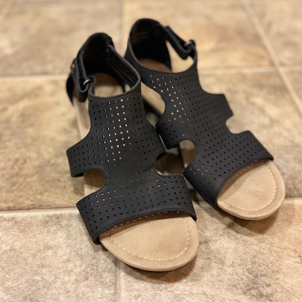 St Johns Bay Newcastle Black Perforated Wedge Sandals Memory Foam Womens 8.5 M - Picture 3 of 11